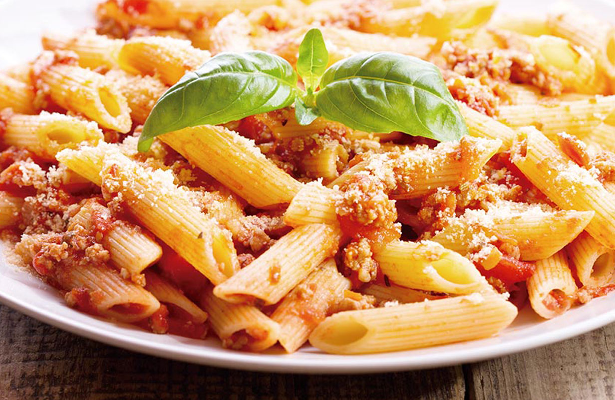 Plato de macarrones con tomate y carne del catering para mayores